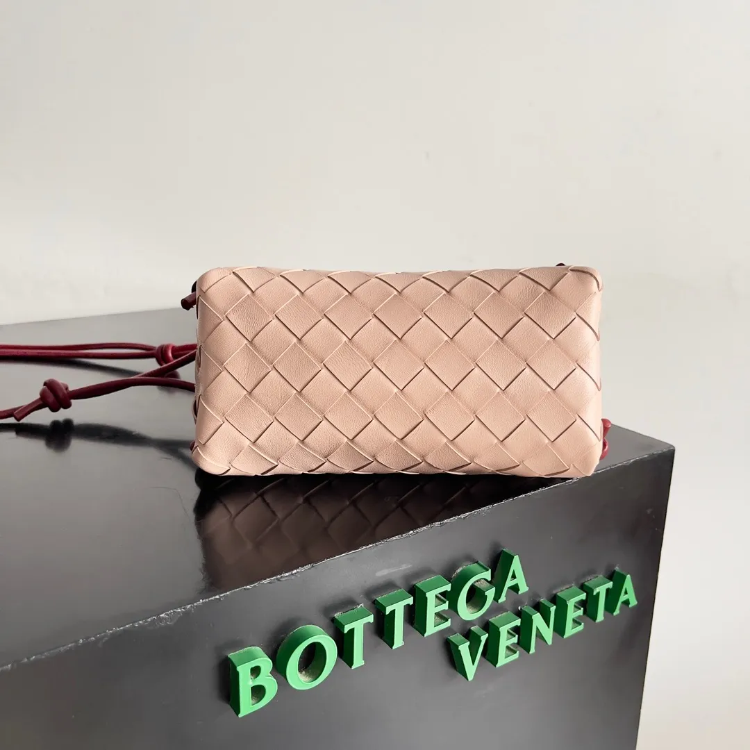 Batch 1360 BV new mini bag ceiling Bottegaveneta new Concert Pouch bag is small and has a large capacity. It can hold the Pro max mobile phone. The shoulder strap is adjustable for cross-body carry. It is very cost-effective to carry on one shoulder. The latest small bag in autumn has a lot of capacity. It can hold 4 short clips. I also tried it and it can hold one of my fists. It is cute, the capacity is touching and the length of the shoulder strap is adjustable for daily commuting. Full score 10 #bv woven bag Style number: 794258 Size: 18.5*11.5*8.5cm